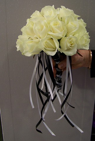 bouquet de mariée rond de roses blanches et rubans noir et blanc